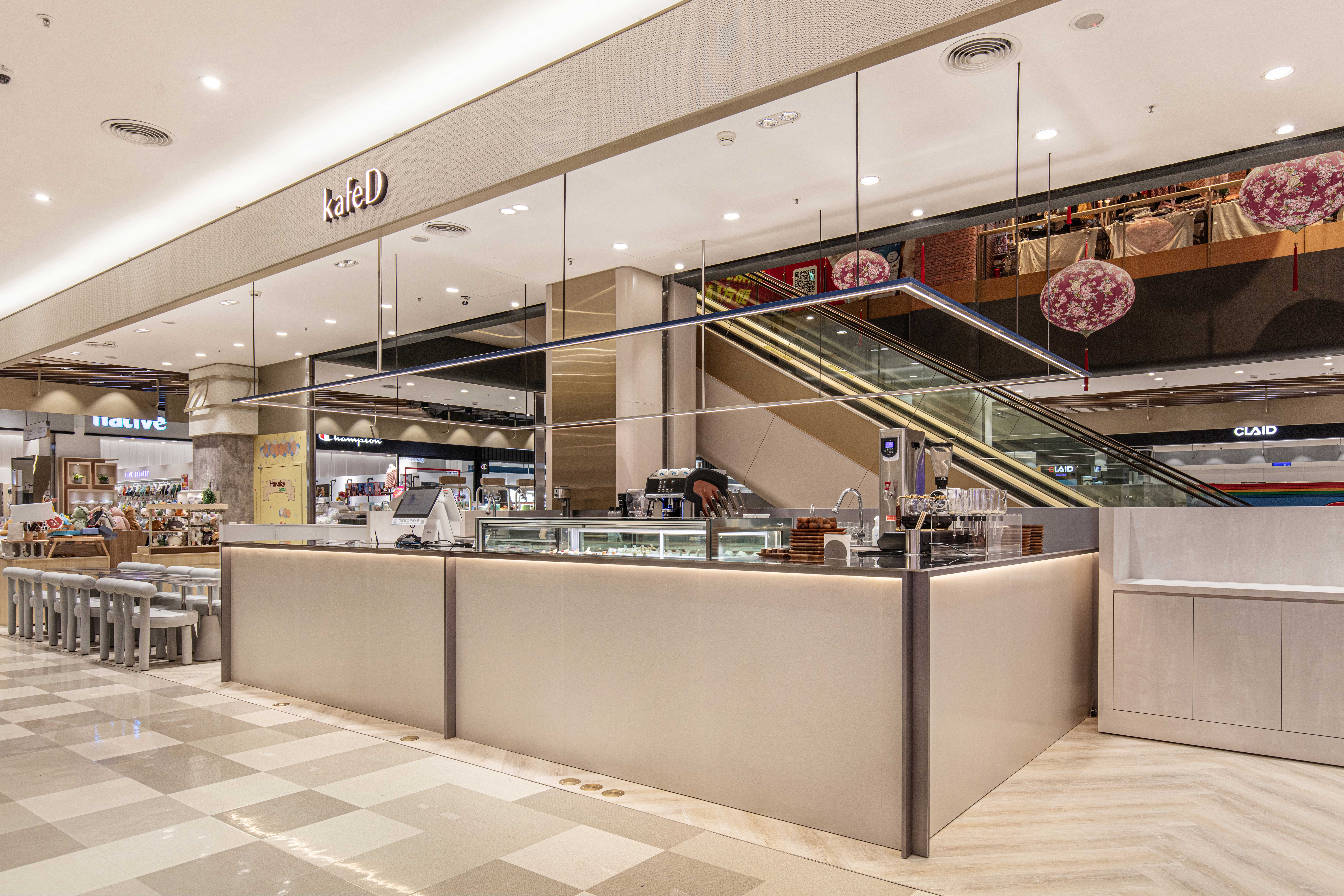 kafeD竹北遠百店空間延續品牌獨特「包浩斯」簡約設計風格，更以「循環設計」理念出發，融入環境友善元素。